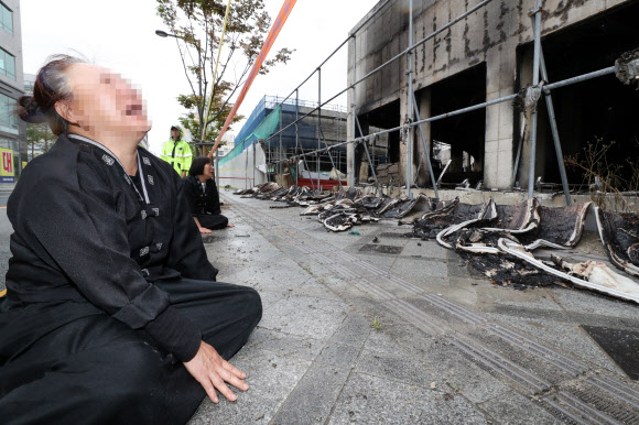 40명의 사상자를 낸 세종시 주상복합아파트 신축공사장의 화재원인을 밝히기 위해 합동감식이 시작된 28일 오전 세종시 새롬동 화재현장에서 유가족들이 눈물을 흘리고 있다. 2018.6.28  연합뉴스