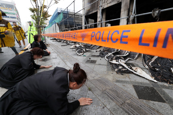 40명의 사상자를 낸 세종시 주상복합아파트 신축공사장의 화재원인을 밝히기 위해 합동감식이 시작된 28일 오전 세종시 새롬동 화재현장에서 유가족들이 눈물을 흘리고 있다. 2018.6.28  연합뉴스
