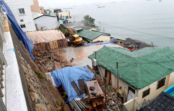 28일 부산에 시간당 최대 35㎜ 비가 내리는 등 호우경보가 발령된 가운데 영도구 흰여울마을 해안가 옹벽이 무너져 통제 되고 있다. 2018.6.28  연합뉴스