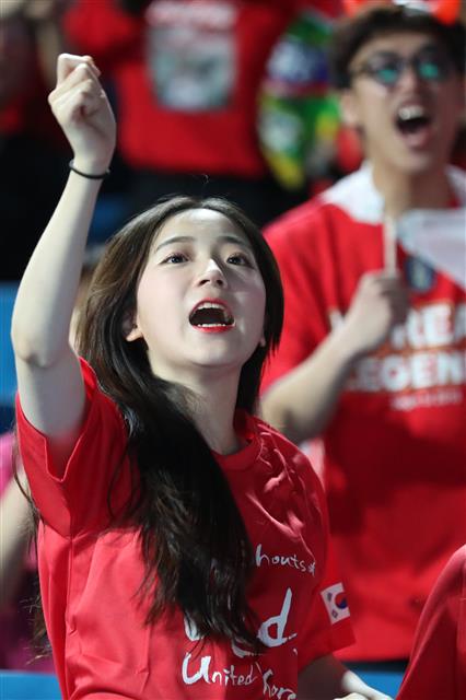 2018 러시아월드컵 F조 대한민국과 독일의 경기가 열린 27일 대구 수성구 연호동 대구삼성라온즈파크에서 시민들이 월드컵 축구대표팀을 응원하고 있다. 2018.6.27 뉴스1