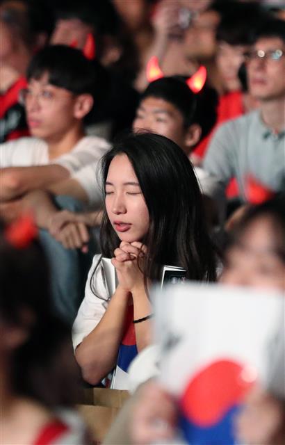 2018 러시아월드컵 F조 3차전 대한민국과 독일의 경기가 열린 27일 서울 광화문광장에서 시민들이 월드컵 축구 대표팀을 응원하고 있다. 2018.6.27 뉴스1