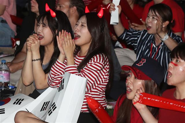 2018 러시아월드컵 F조 3차전 대한민국과 독일의 경기가 열린 28일 서울 서울광장에서 시민들이 월드컵 축구 대표팀을 응원하고 있다. 2018.6.28 뉴스1