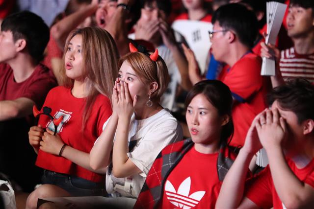 2018 러시아월드컵 F조 3차전 대한민국과 독일의 경기가 열린 28일 서울 광화문광장에서 시민들이 월드컵 축구 대표팀을 응원하고 있다. 2018.6.28 뉴스1