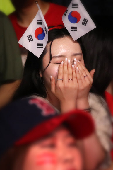 2018 러시아 월드컵 대한민국 대 독일의 경기가 열린 28일 오전 서울광장에서 시민들이 대한민국의 승리에 환호하고 있다. 2018.6.28  연합뉴스