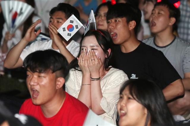 2018 러시아월드컵 F조 3차전 대한민국과 독일의 경기가 열린 28일 서울 서울광장에서 시민들이 월드컵 축구 대표팀을 응원하고 있다. 2018.6.28 뉴스1