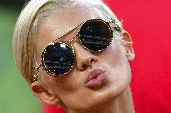 27일(현지시간) 러시아 모스크바 스파르타크 스타디움에서 열린 2018 러시아 월드컵 조별리그 E조 3차전 브라질과 세르비아의 경기를 앞두고 브라질의 여성팬이 키스를 날리며 국가대표팀을 응원하고 있다. AFP 연합뉴스