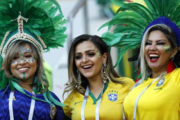 브라질 응원단이 27일(현지시간) 러시아 모스크바 스파르타크 스타디움에서 열린 2018 러시아 월드컵 조별리그 E조 3차전 브라질과 세르비아의 경기를 포즈를 취하고 있다. AP 연합뉴스