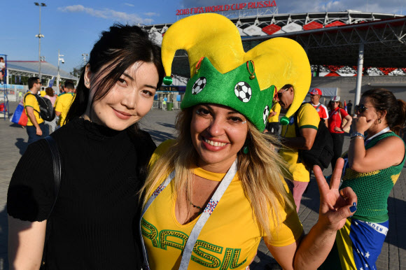 브라질 응원단이 27일(현지시간) 러시아 모스크바 스파르타크 스타디움에서 열린 2018 러시아 월드컵 조별리그 E조 3차전 브라질과 세르비아의 경기를 포즈를 취하고 있다. AFP 연합뉴스