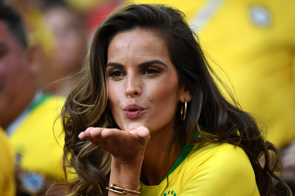 27일(현지시간) 러시아 모스크바 스파르타크 스타디움에서 열린 2018 러시아 월드컵 조별리그 E조 3차전 브라질과 세르비아의 경기를 앞두고 미모의 브리질 팬이 포즈를 취하고 있다. AFP 연합뉴스