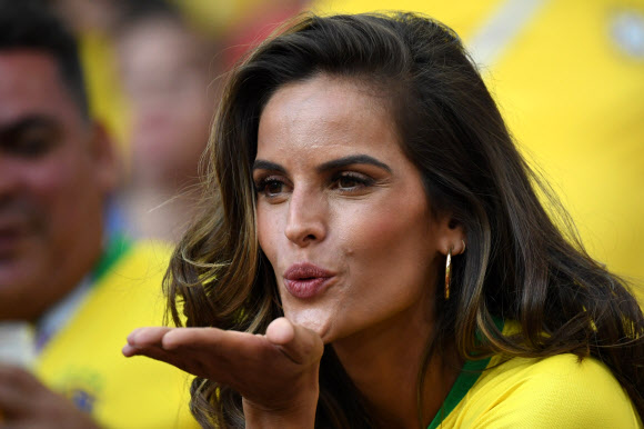 27일(현지시간) 러시아 모스크바 스파르타크 스타디움에서 열린 2018 러시아 월드컵 조별리그 E조 3차전 브라질과 세르비아의 경기를 앞두고 미모의 브리질 팬이 포즈를 취하고 있다. AFP 연합뉴스