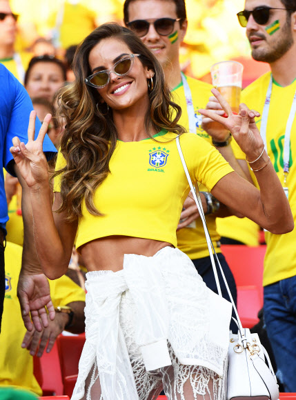 27일(현지시간) 러시아 모스크바 스파르타크 스타디움에서 열린 2018 러시아 월드컵 조별리그 E조 3차전 브라질과 세르비아의 경기를 앞두고 미모의 브리질 팬이 포즈를 취하고 있다. EPA 연합뉴스