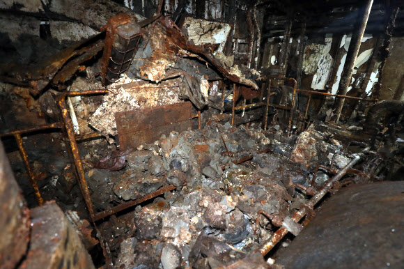 28일 세월호 기관구역 내부 공개행사가 전남 목포신항에서 열렸다. 사진은 주기관실 안에 쌓여있는 진흙덩이의 모습. 2018.6.28  연합뉴스