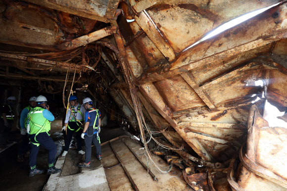 28일 세월호 선체 내부 공개행사가 전남 목포신항에서 열려 현장 관계자가 4층 객실부 협착 구역을 기자들에게 설명하고 있다. 2018.6.28  연합뉴스
