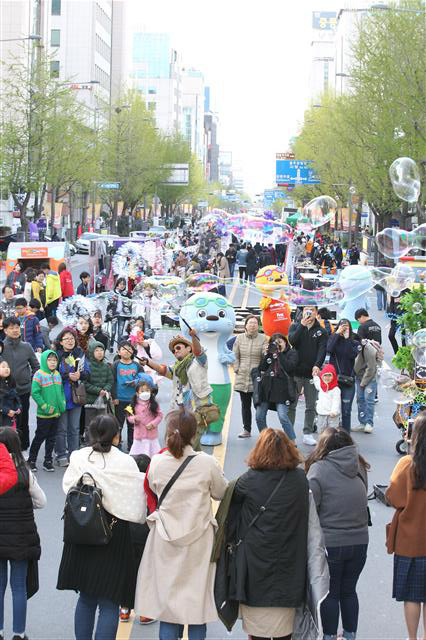 아시아문화전당 인근 도로에서 주말마다 펼쳐지는 프린지 페스티벌. <br>광주시 제공<br>