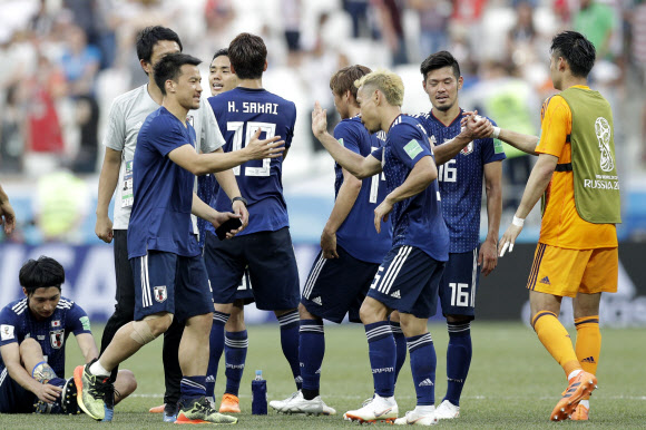 28일 러시아 볼고그라드 아레나에서 열린 ‘2018 러시아 월드컵’ H조 3차전 일본과 폴란드의 경기에서 일본 축구대표팀이 16강을 확정 지었다. 일본은 폴란드에 0-1로 패했지만 페어플레이 점수 우위로 H조 2위로 16강에 진출했다.  AP 연합뉴스