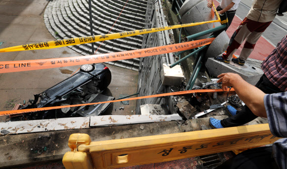 청계천 다리에서 추락한 승용차