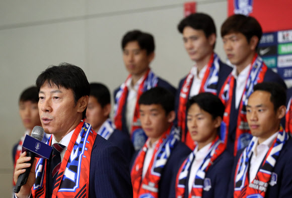 취재진 질문에 답하는 신태용 감독