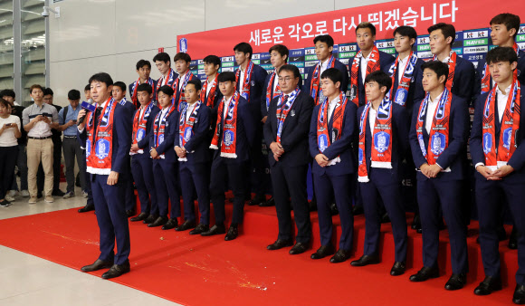 ‘유종의 미’ 월드컵 축구 대표팀 귀국