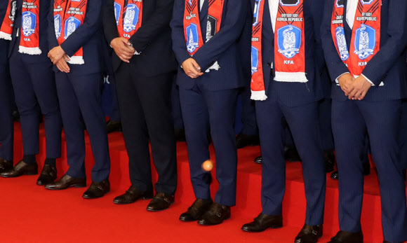 축구대표팀을 향해 날아오는 계란