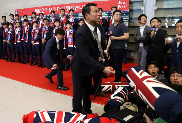 귀국한 태극전사들 향해 날아온 베개