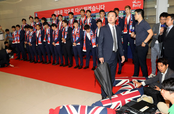 축구대표팀을 향한 계란과 베개