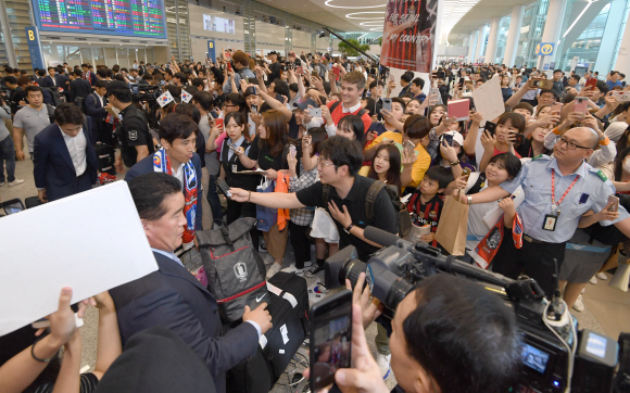 29일 인천 제2공항에서 대한민국축구 국가대표 선수들이 청사를 빠져나가고 있다. 2018.6.29 박지환 기자 popocar@seoul.co.kr