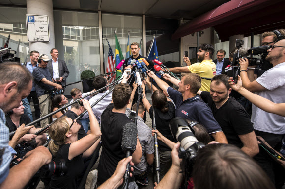 러시아 월드컵에서 탈락한 독일 월드컵 대표팀이 귀국한 28일(현지시간) 독일 프랑크푸르트에서 주장인 마누엘 노이어가 기자들 질문에 답하고 있다. AP 연합뉴스
