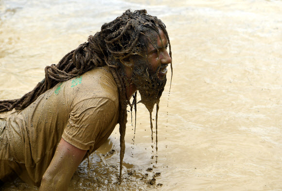 네팔의 젊은이들이 29일(현지시간) 카트만두 외곽의 레 마을(Lele village)의 논에서 즐거운 시간을 보내고 있다. 네팔의 농부들은 매년 모내기 시즌이 시작되면 ‘National Paddy Day’를 기념하고 있다. AFP 연합뉴스