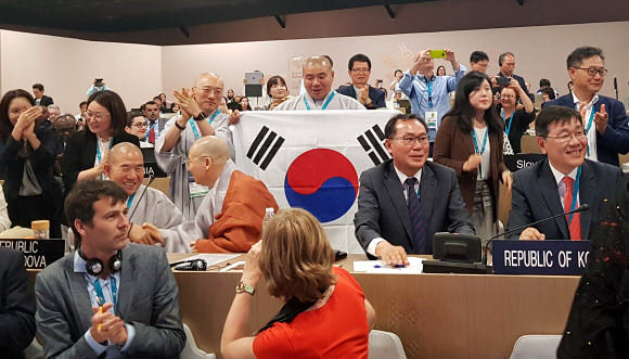 한국 산사의 세계유산 등재에 기뻐하는 대표단