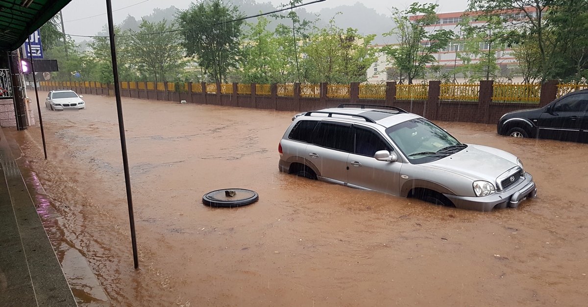 장마전선의 영향으로 남부지방에 많은 비가 내려 1일 오전 전남 보성군 보성읍의 한 도로가 침수된 모습. 연합뉴스(연합뉴스 독자 제공)