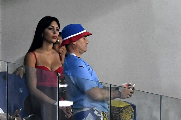 포르투갈 축구대표팀 크리스티아누 호날두의 여자친구인 모델 조지나 로드리게스가 30일(현지시간) 러시아 소치의 피시트 스타디움에서 열린 ‘2018 러시아 월드컵’ 16강전 우루과이와 포르투갈의 경기를 관람하고 있다. 포르투갈은 우루과이에 1-2로 패해 8강 진출에 실패했다.   AFP 연합뉴스