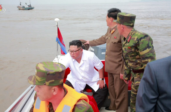 김정은, 북중 접경 신도군 방문