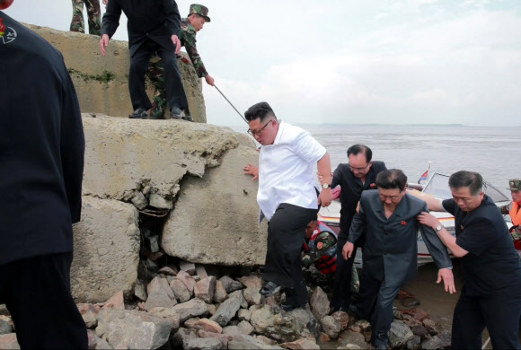 김정은, 북중 접경 신도군 방문