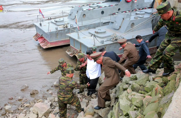 김정은, 북중 접경 신도군 방문
