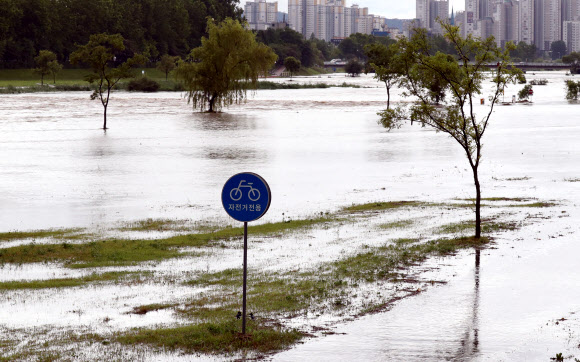 대전과 충남지역에 밤새 많은 비가 내린 2일, 대전 갑천 수위가 높아져 수변 자전거 도로가 물에 잠겨 있다. 2018.7.2  연합뉴스