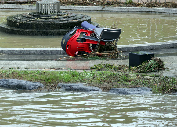 대전과 충남지역에 밤새 많은 비가 내린 2일, 대전 유성천 둔치에 물에 떠내려온 의자가 걸려 있다. 2018.7.2  연합뉴스