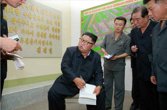 신의주화학섬유공장 시찰하는 김정은