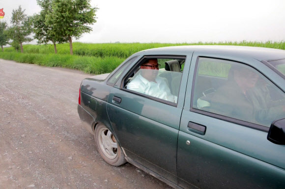 노후한 승용차 타고 이동하는 김정은