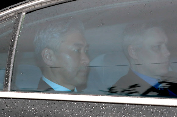 지난 1일 판문점에서 북측 인사를 만난 성 김 필리핀 주재 미국 대사가 2일 오전 서울 종로구 포시즌스호텔을 나서고 있다. 2018.7.2  연합뉴스