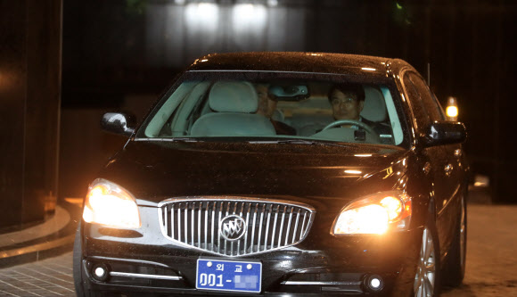 지난 1일 판문점에서 북측 인사를 만난 성 김 필리핀 주재 미국 대사가 2일 오전 서울 종로구 포시즌스호텔을 나서고 있다. 2018.7.2  연합뉴스