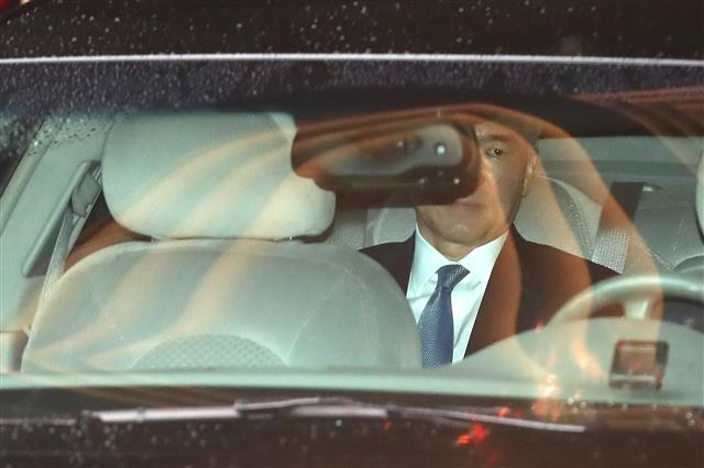 북한과 비핵화 실무협의를 지휘해온 성 김 주 필리핀 미 대사가 2일 오전 서울 종로구 포시즌스호텔에서 나서고 있다. 이번 성 김 주 필리핀 미대사의 방한은 마이크 폼페이오 미국 국무장관의 방북을 앞두고 북측과 판문점에서 비핵화 후속 협상 의제를 조율하는 것이 아니냐는 관측이 나오고 있다. 2018.7.2 뉴스1