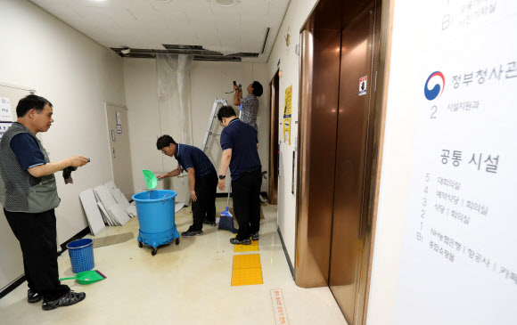 2일 오전 정부세종청사 교육부 지하 1층에서 정부청사관리본부 직원들이 물을 퍼내고 있다.관리본부측은 침수원인이 집중호우가 아니라 1층에서 지하층으로 배수시험을 했기 때문이라고 밝혔다. 2018.7.2  연합뉴스