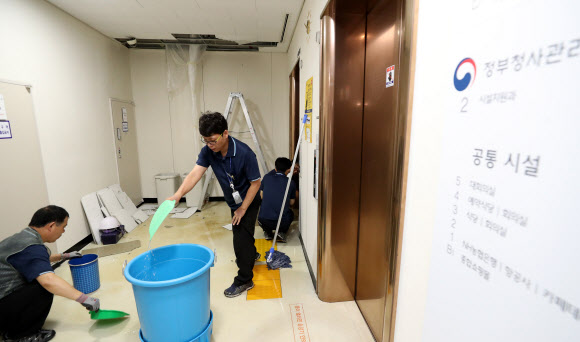 2일 오전 정부세종청사 교육부 지하 1층에서 정부청사관리본부 직원들이 물을 퍼내고 있다.관리본부측은 침수원인이 집중호우가 아니라 1층에서 지하층으로 배수시험을 했기 때문이라고 밝혔다. 2018.7.2  연합뉴스