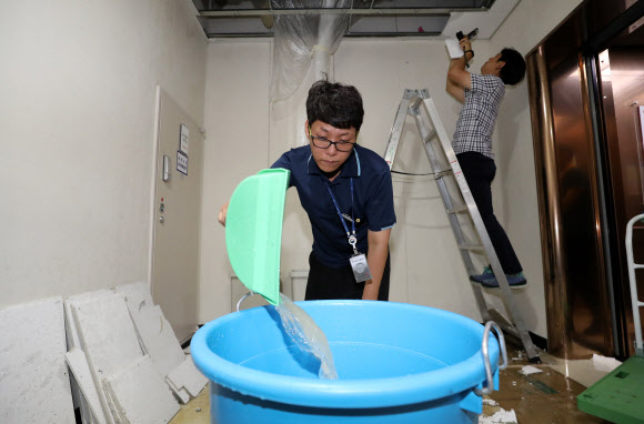 2일 오전 정부세종청사 교육부 지하 1층에서 정부청사관리본부 직원들이 물을 퍼내고 있다.관리본부측은 침수원인이 집중호우가 아니라 1층에서 지하층으로 배수시험을 했기 때문이라고 밝혔다. 2018.7.2  연합뉴스