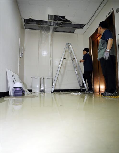 2일 정부세종청사 교육부 지하 1층에서 물이 떨어지고 있다.  청사관리본부 관계자는 이 곳에 빗물로 인한 소량의 누수가 있었던 것은 사실이나 이번 침수 원인은 누수 원인을 찾기 위해 1층에서 지하층으로 배수시험을 했기 때문이라고 설명했다. 2018.7.2 뉴스1