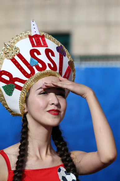러시아 여성 축구팬이 1일(현지시간) 러시아 소치 FIFA 팬 존에서 러시아와 스페인의 16강 경기를 지켜보고 있다. EPA 연합뉴스