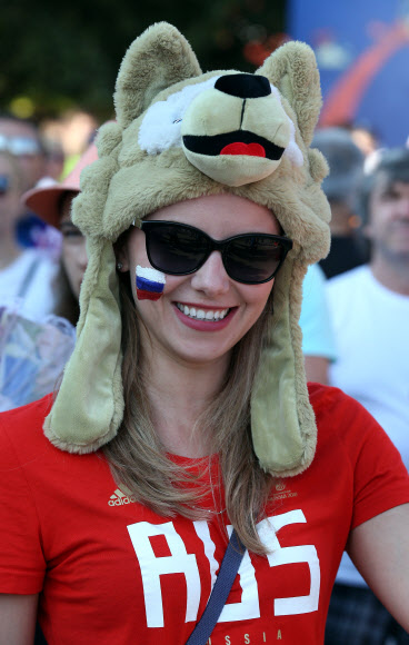 러시아 여성 축구팬이 1일(현지시간) 러시아 소치 FIFA 팬 존에서 러시아와 스페인의 16강 경기를 지켜보고 있다. EPA 연합뉴스