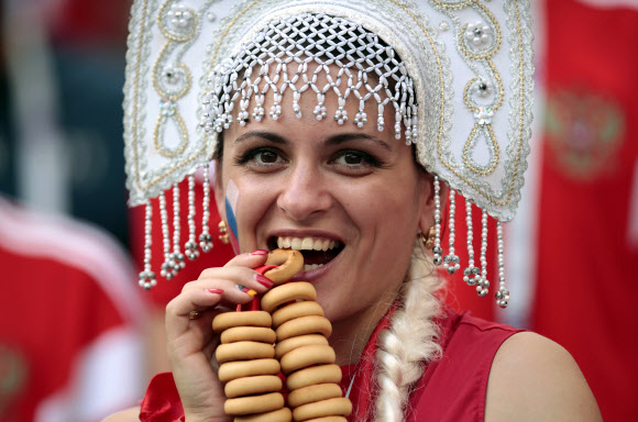 러시아 여성 축구팬이 1일(현지시간) 러시아 모스크바의 루즈니키 스타디움에서 열린 2018 FIFA 러시아 월드컵 16강전 러시아와 스페인의 경기중 빵을 먹으면서 응원하고 있다. 타스 연합뉴스