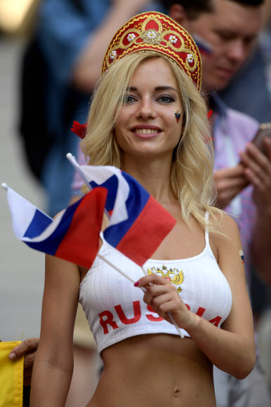 러시아 여성 축구팬이 1일(현지시간) 러시아 모스크바의 루즈니키 스타디움에서 열린 2018 FIFA 러시아 월드컵 16강전 러시아와 스페인의 경기중 국기를 흔들며 응원하고 있다. AFP 연합뉴스
