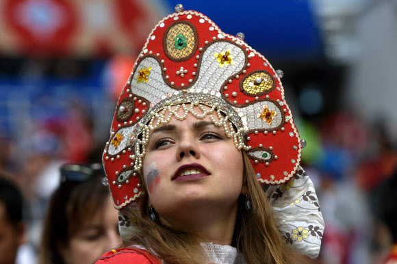 러시아 여성 축구팬이 1일(현지시간) 러시아 모스크바의 루즈니키 스타디움에서 열린 2018 FIFA 러시아 월드컵 16강전 러시아와 스페인의 경기를 지켜보고 있다. AFP 연합뉴스